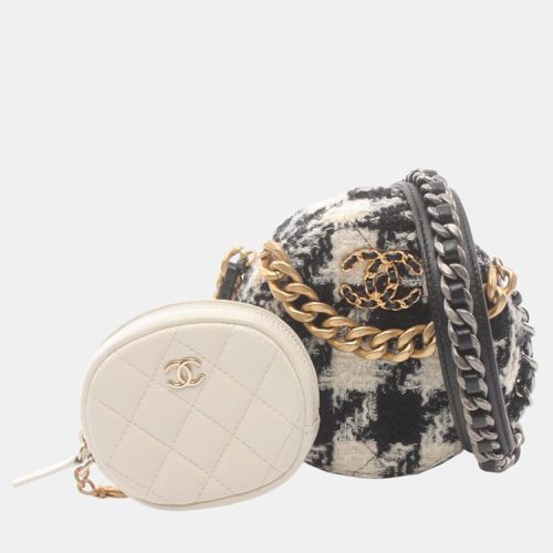 White Fabric Leather 19 Shoulder Bag - Chanel - Modalova