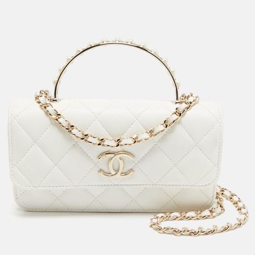 Quilted Leather Pearl Embellished Top Handle Phone Holder Bag - Chanel - Modalova