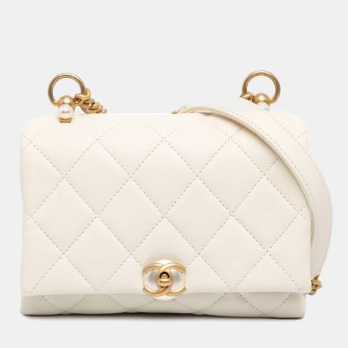 Quilted Calfskin Pearl CC Accordion Flap Bag - Chanel - Modalova