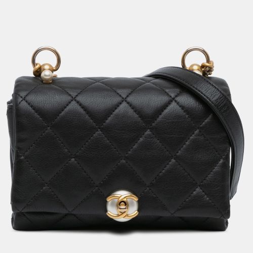 Mini Quilted Calfskin Pearl CC Accordion Flap - Chanel - Modalova