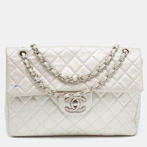 Metallic Quilted Leather Maxi Classic Single Flap Bag - Chanel - Modalova