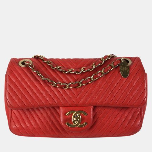 Medium Wrinkled Calfskin Quilted Chevron Medallion Charm Surpique Flap - Chanel - Modalova