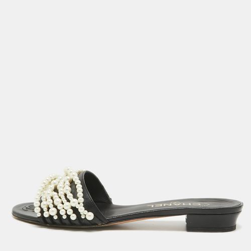 Leather Pearl Embellished CC Slide Sandals Size 38.5 - Chanel - Modalova