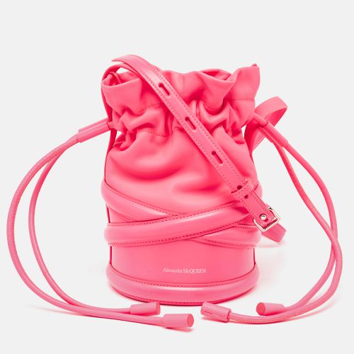 Neon Leather The Soft Curve Bucket Bag - Alexander McQueen - Modalova