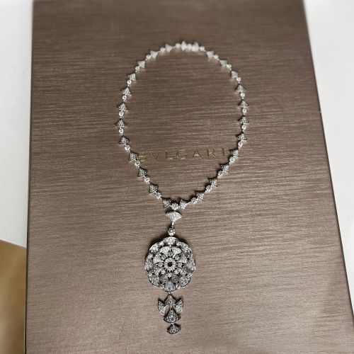 K Gold Diamond Floral Divas’ Dream Pendant Necklace - Bvlgari - Modalova