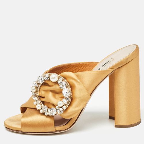 Satin Crystal and Faux Pearl Embellished Brooch Peep Toe Slide Sandals Size 37 - Miu Miu - Modalova