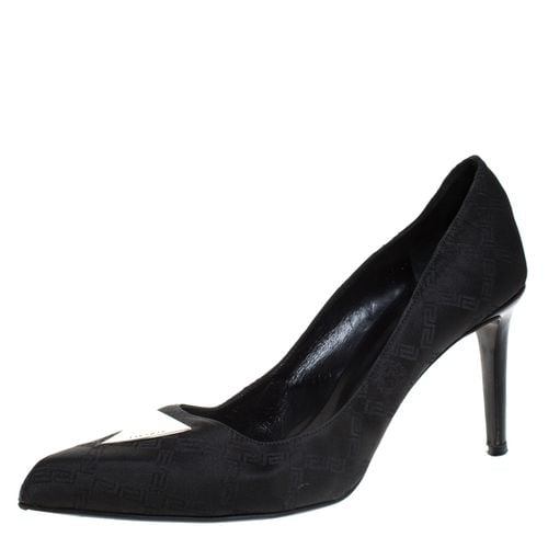 Signature Canvas Pointed Toe Pumps Size 40 - Versace - Modalova