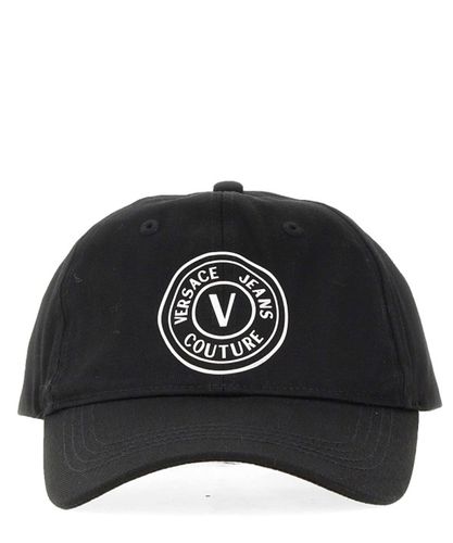 Cappello con visiera v-emblem - Versace Jeans Couture - Modalova