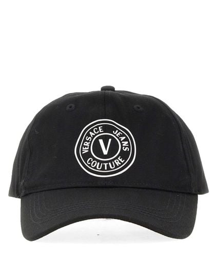 V-Emblem Cap - Versace Jeans Couture - Modalova