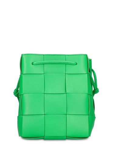 Small Cassette Leather Bucket Bag - BOTTEGA VENETA - Modalova