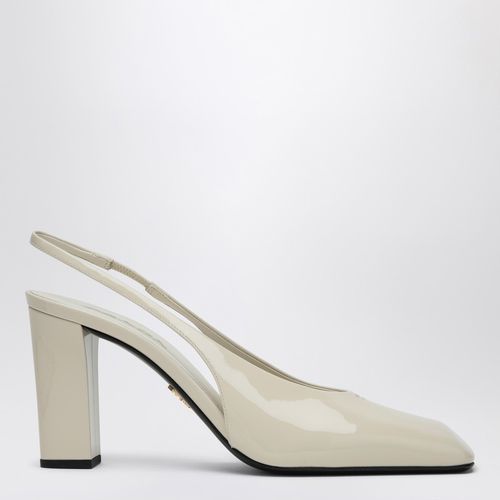 Décolleté slingback avorio in vernice - Prada - Modalova