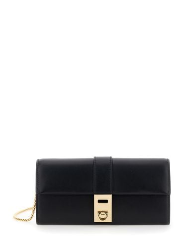 Hug Wallet On Chain With Gancini Closure In Smooth Leather Woman - Ferragamo - Modalova