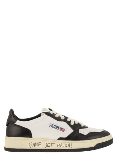 Medalist Low - Leather Trainers With Lettering - Autry - Modalova