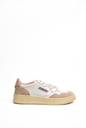 Medalist Low Sneakers In White/pink Leather And Suede - Autry - Modalova