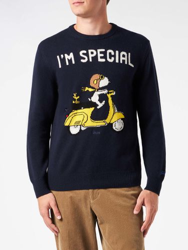 Man Crewneck Sweater With Snoopy Scooter Jacquard Snoopy - peanuts Special Edition - MC2 Saint Barth - Modalova