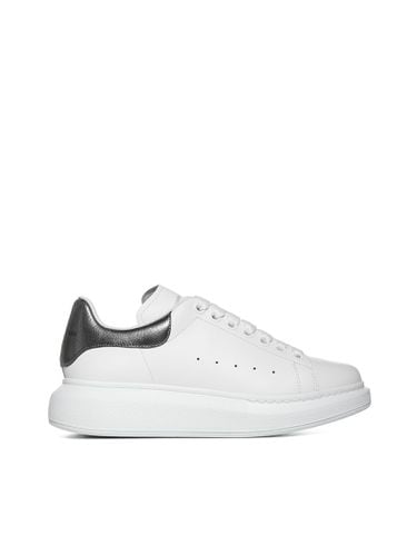 Oversized Sneakers In Leather With Contrasting Heel Tab - Alexander McQueen - Modalova