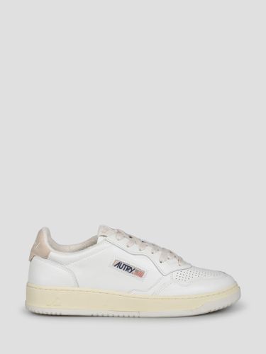 Medalist Low Virgin Sponge Sneakers - Autry - Modalova