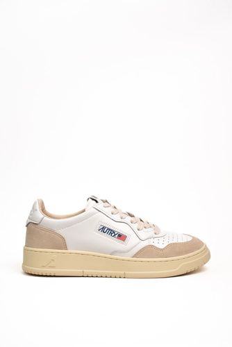 Medalist Low Sneakers In White Leather And Suede - Autry - Modalova