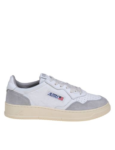 Sneakers In White And Gray Leather And Suede - Autry - Modalova