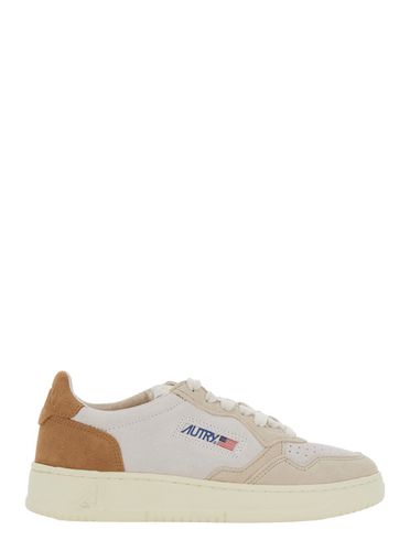 Medalist Low Top Sneakers With Logo Detail In Leather And Suede Woman - Autry - Modalova