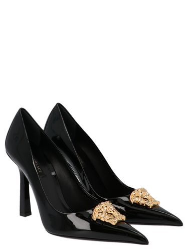 Versace Logo Patent Leather Pumps - Versace - Modalova