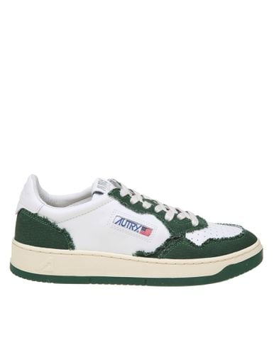 Sneakers In White And Green Leather And Canvas - Autry - Modalova