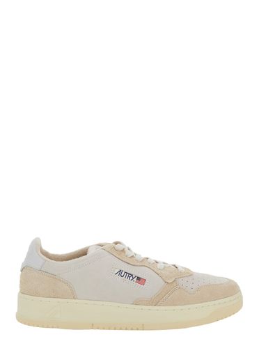 Medalist Low White Sneakers With Suede Inserts And Contrasting Heel Tab In Leather Man - Autry - Modalova