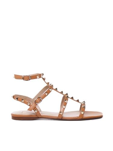 Rockstud Flat Calfskin Sandals With Straps - Valentino Garavani - Modalova