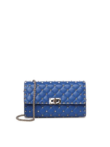 Rockstud Spike Chain Clutch In Matelassé Nappa Leather - Valentino Garavani - Modalova