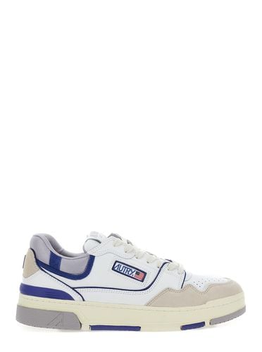 Low Top Sneakers With Blue Details And Logo Patch In Leather Man - Autry - Modalova