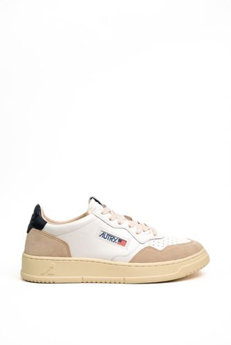 Medalist Low Sneakers In White/blue Leather And Suede - Autry - Modalova