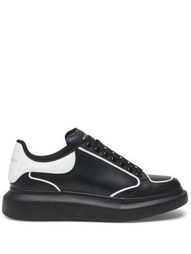 Oversized Sneakers In And White - Alexander McQueen - Modalova