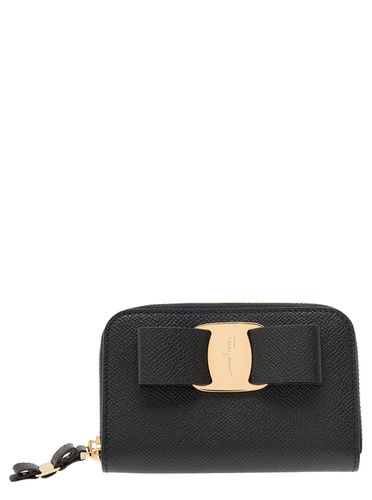 Vara Card-holder With Bow And Logo Detail In Hammered Leather Woman - Ferragamo - Modalova