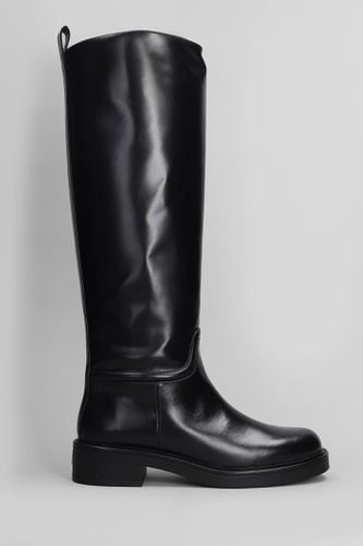 Celia Low Heels Boots In Leather - Stuart Weitzman - Modalova