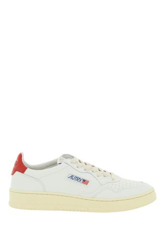 Medalist Low Sneakers In And Red Leather - Autry - Modalova