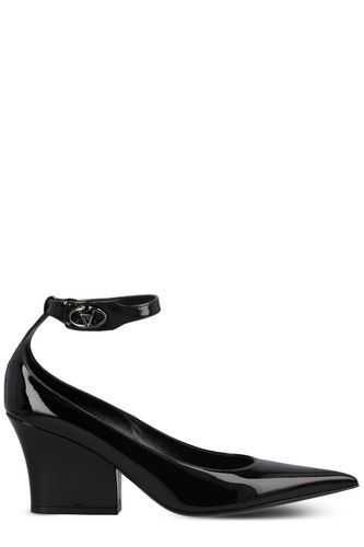 Logo Plaque Pointed Toe Pumps - Valentino Garavani - Modalova