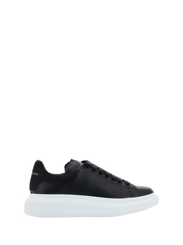 Low-top Sneakers With Contrasting Chunky Sole In Leather Man - Alexander McQueen - Modalova