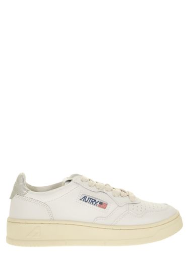 Medalist Low Sneakers In White And Silver Leather - Autry - Modalova