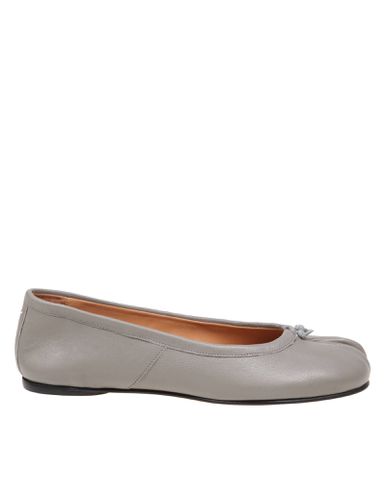 Tabi Ballerina In Gray Leather - Maison Margiela - Modalova