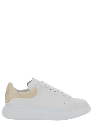 Low-top Sneakers With Chunky Sole And Patent Heel Tab In Leather Man - Alexander McQueen - Modalova