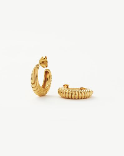 Wavy Ridge Small Hoop Earrings - Missoma - Modalova