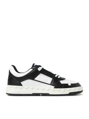 SMOOTH LEATHER FREEDOT SNEAKER - Man - Valentino Garavani - Modalova