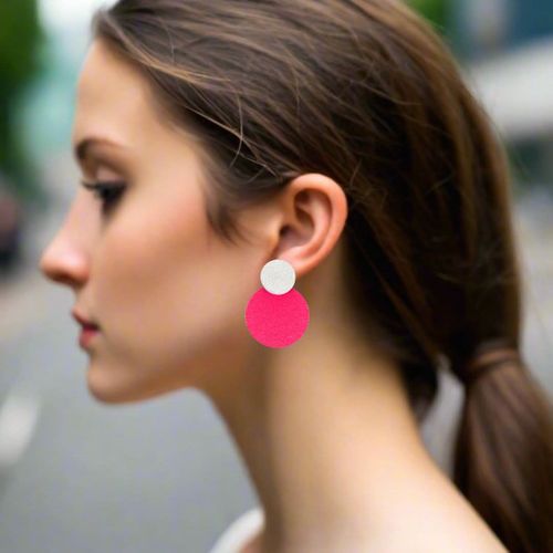 Pm - Handmade Leather Earrings Silver Fucshia - Marina Panayiotoulia - Modalova