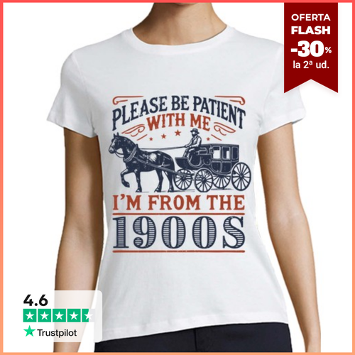 Camiseta Mujer Manga Corta PLEASE BE PATIENT IM FROM THE 1900s - latostadora.com - Modalova