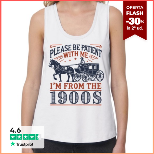 Camiseta Mujer Tirantes Loose Fit PLEASE BE PATIENT IM FROM THE - latostadora.com - Modalova