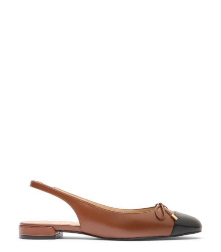 SLEEK BOW SLINGBACK FLAT, FLATS AND LOAFERS, /, DRESS NAPPA/LACQUERED NAPPA - Stuart Weitzman - Modalova