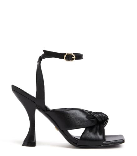 PLAYA ANKLE STRAP 100 SANDAL, Sandals CHC, , LACQUERED NAPPA - Stuart Weitzman - Modalova