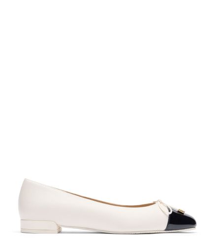 SLEEK BOW FLAT, FLATS AND LOAFERS, /, LACQUERED NAPPA/PATENT - Stuart Weitzman - Modalova