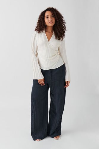 Crinkle texture trousers - Gina Tricot - Modalova