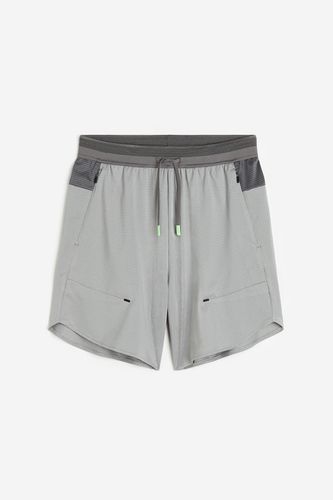 DryMove™ Sportshorts mit Stretch Grau/Dunkelgrau, Sport-Shorts in Größe XS. Farbe: - H&M - Modalova